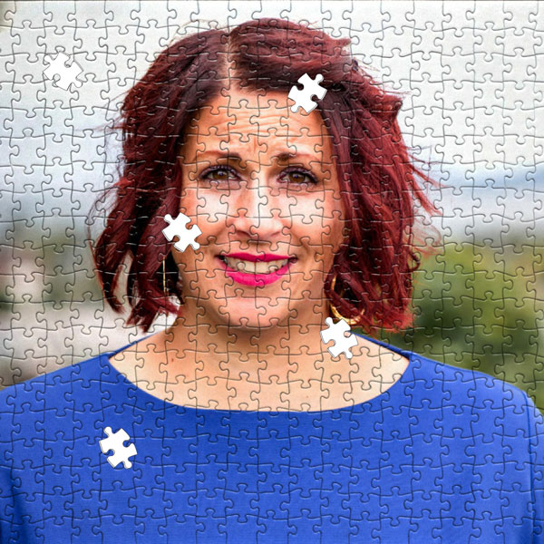 Auch Daniela hat nach Antworten gesucht, damit das Puzzle ihres Lebens einen Sinn ergibt. Du siehst ein Bild von Daniela, dass das fehlende Puzzlestück symbolisiert.